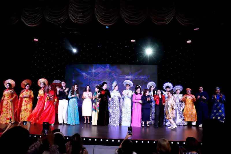 1a.28.trinh-kim-chi-lam-tong-dao-dien-chuong-trinh-thuong-lam-mien-trung-truyen-thong-spotlight-vietnam-10