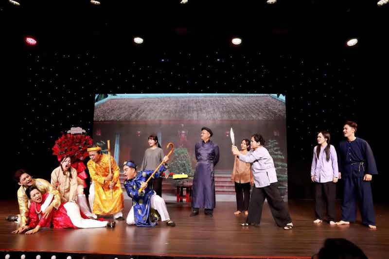 1a.28.trinh-kim-chi-lam-tong-dao-dien-chuong-trinh-thuong-lam-mien-trung-truyen-thong-spotlight-vietnam-6