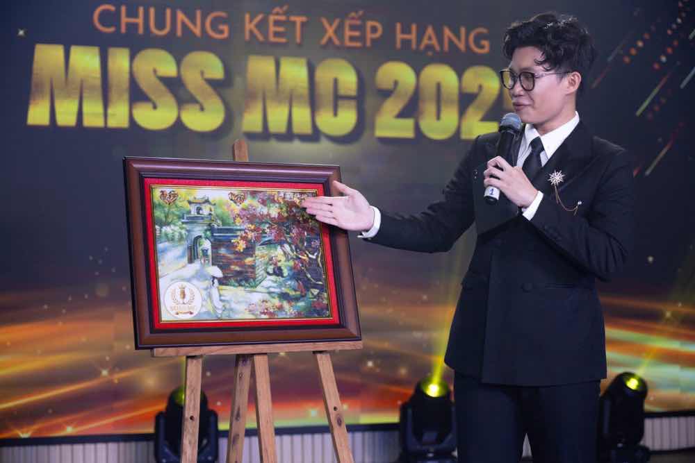 1a.365.chung-ket-miss-mc-2025-nu-mc-tai-sac-truyen-thong-spotlight-vietnam00001