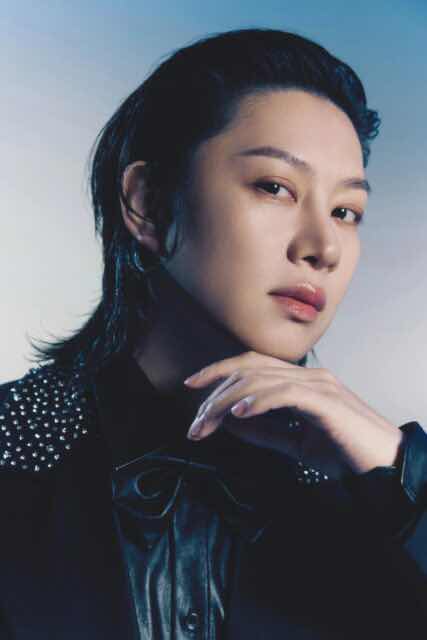 1a.382.kim-hee-chul-super-junior-truyen-thong-spotlight-vietnam00002