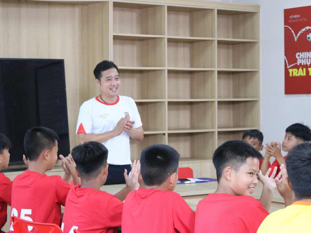 1a.402.cau-thu-nhi-2025-truyen-thong-spotlight-vietnam00002