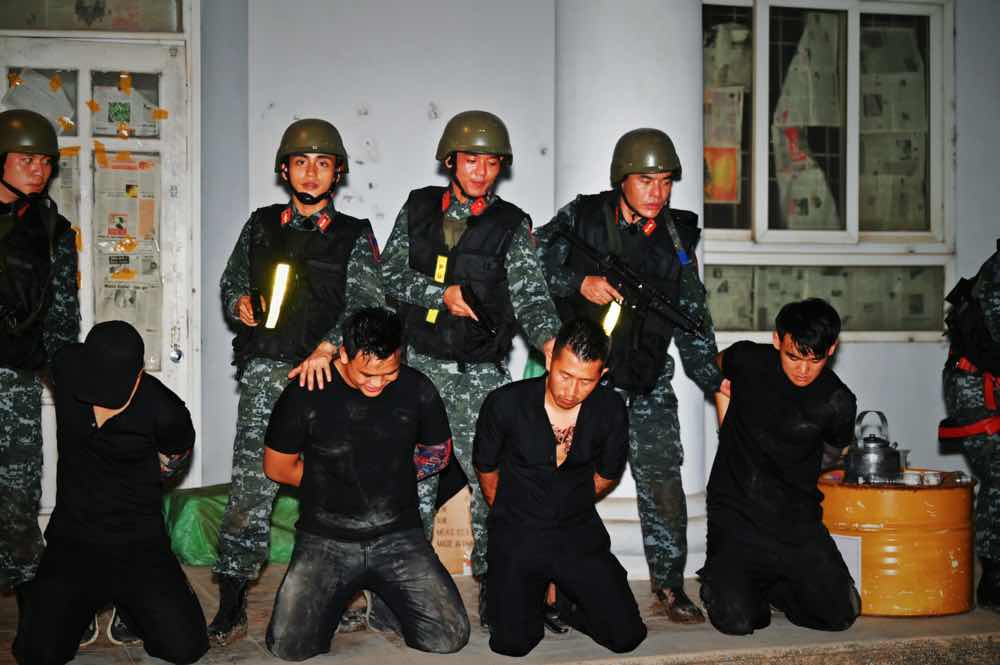 1a.402.chien-si-qua-cam-tap-10-truyen-thong-spotlight-vietnam-00002