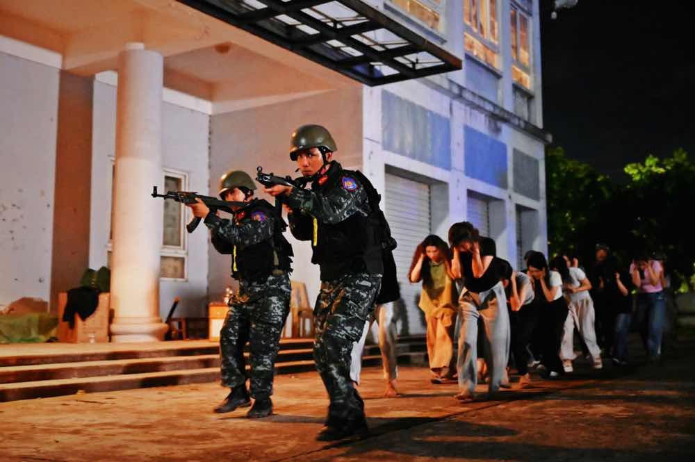1a.402.chien-si-qua-cam-tap-10-truyen-thong-spotlight-vietnam-00003