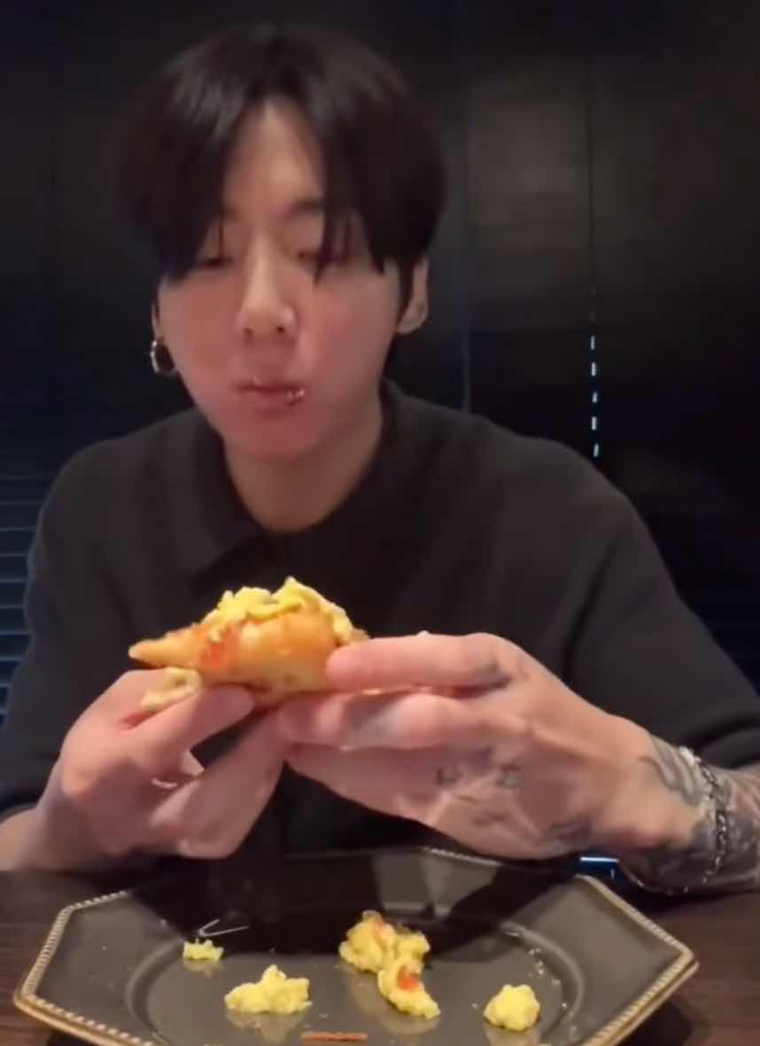 1a.419.jeon-jungkook-bts-live-2025-truyen-thong-spotlight-vietnam00008