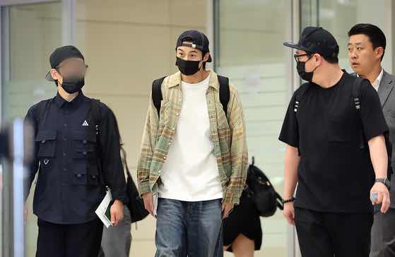 1a.420.byeon-woo-seok-airport-truyen-thong-spotlight-vietnam00005