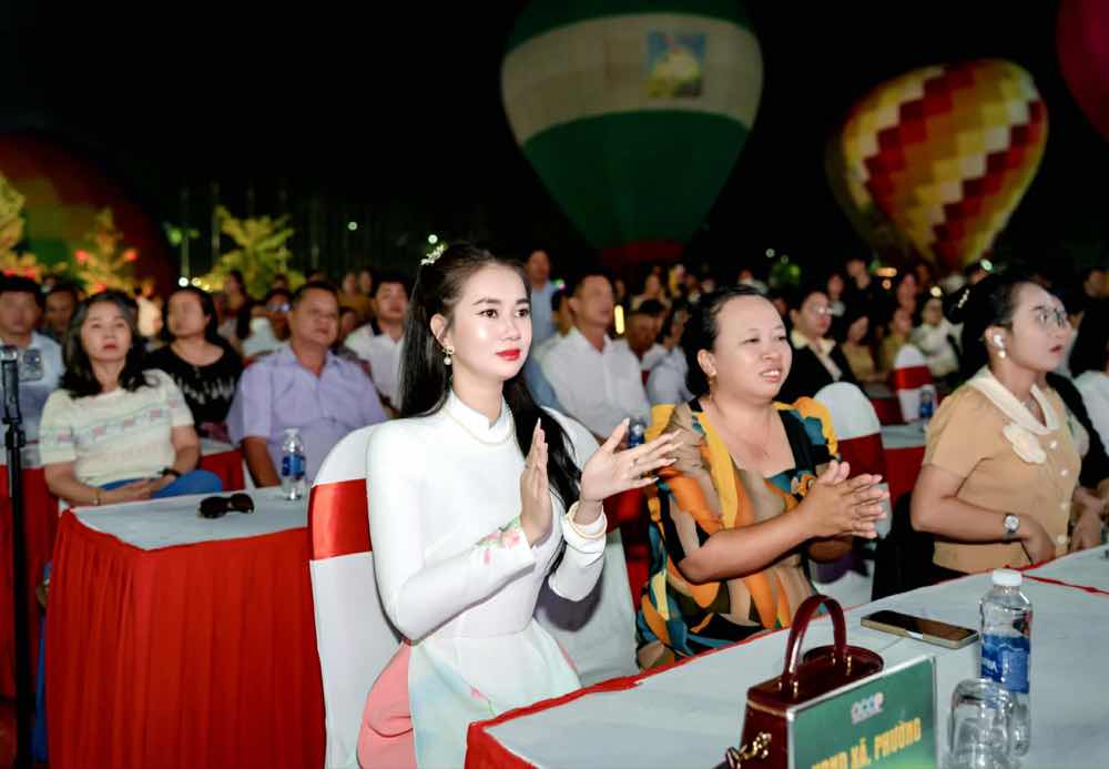 1a.43.nu-hoang-nguyen-nhu-thuy-tien-1