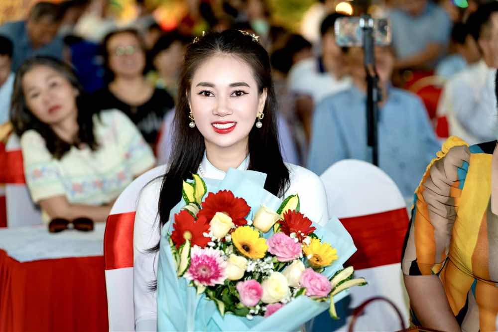 1a.43.nu-hoang-nguyen-nhu-thuy-tien-10