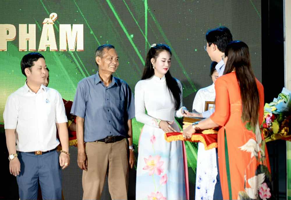 1a.43.nu-hoang-nguyen-nhu-thuy-tien-7