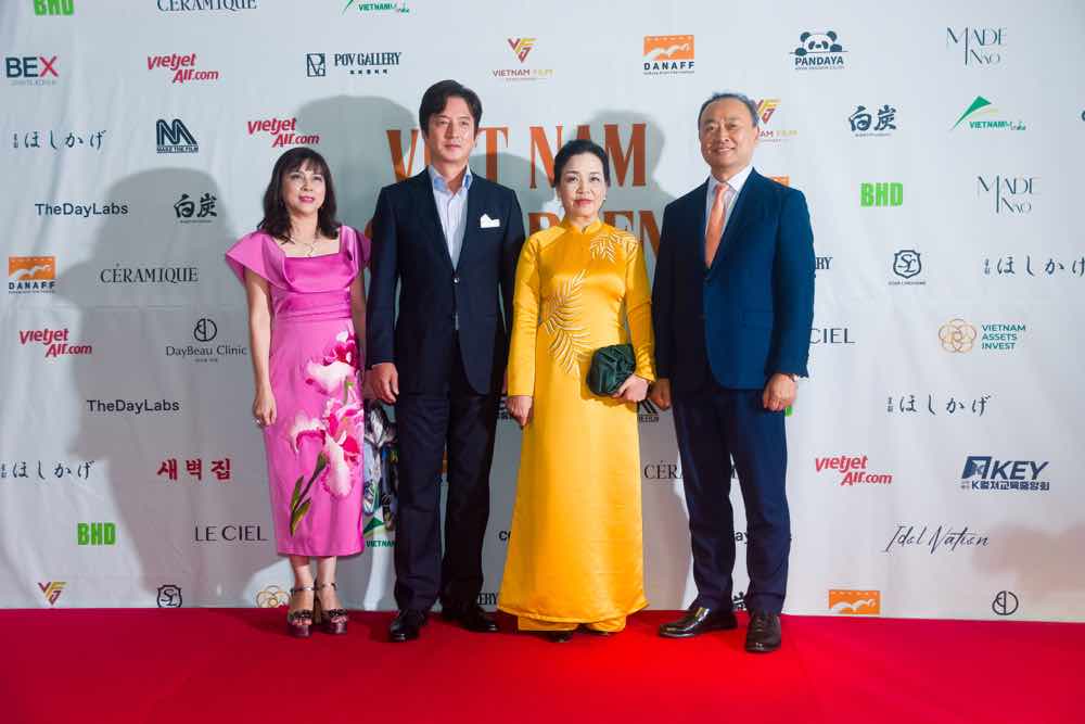 1a.440.Ba Ngo Phuong Lan Chu tich VFDA chup tham đo  cung dien vien Jung Joon Ho  va cac khach moi