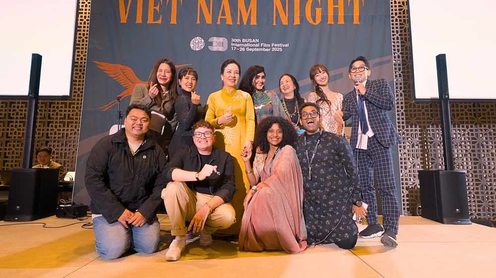 1a.440.Ba Ngo Phuong Lan cung cac nha lam phim quoc te tre tu nhieu quoc gia tham du đem Viet Nam