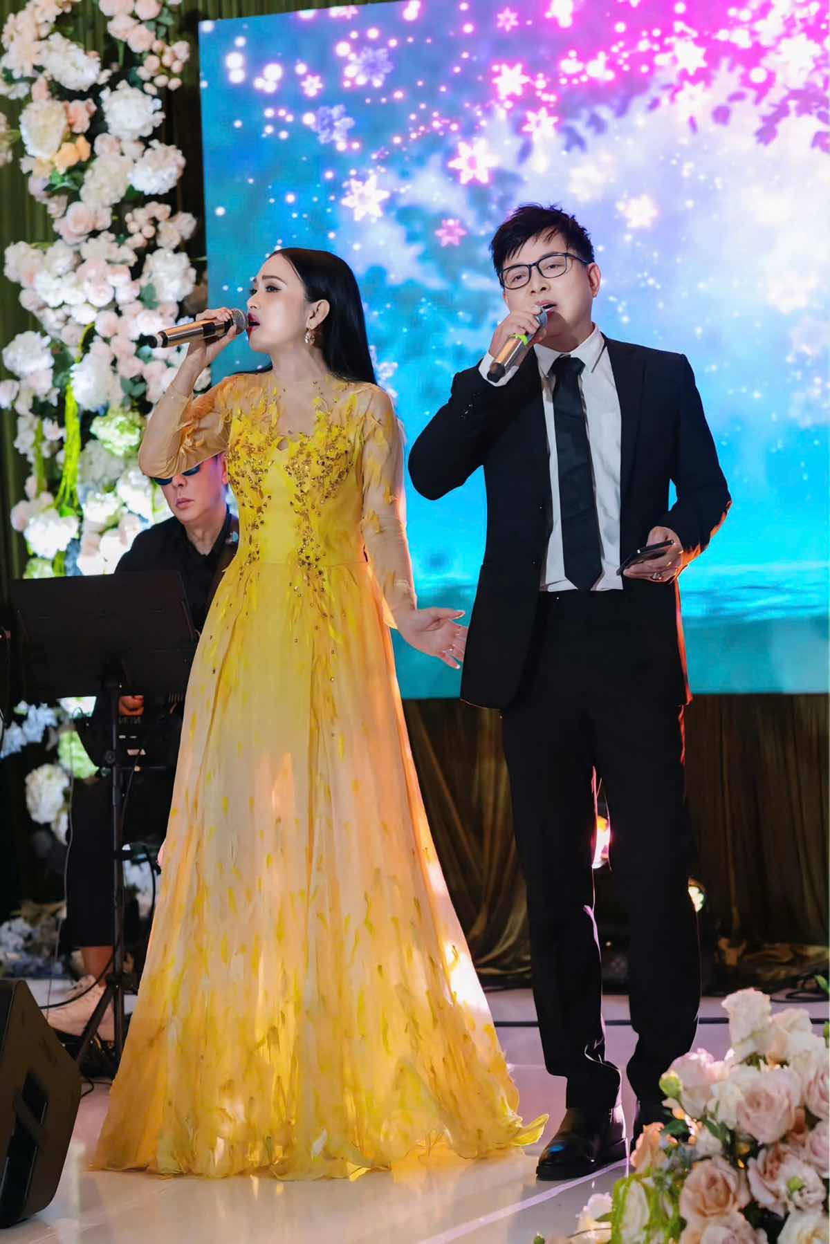 1a.45.Nguoi ban than ca si Tran Sang qua My chung vui cung gia đinh ca si Ha Phuong