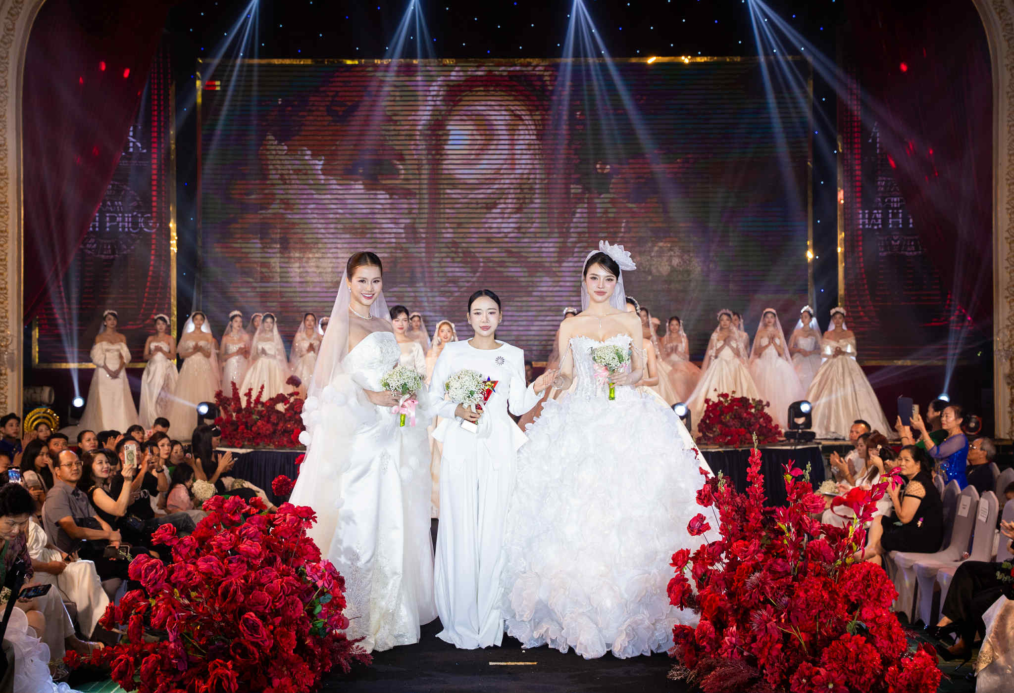 1a.480.Bo suu tap Glow In Love-  Aura Bridal -  Nha Thiet ke Dung Lee