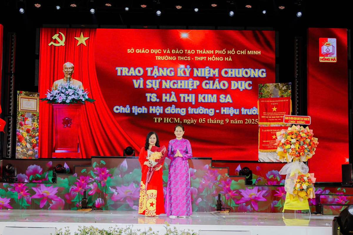 1a.580.Nha giao  Tien si Ha Thi Kim Sa  Chu tich Hoi đong truong Hieu truong Truong THCS-THPT Hong Ha nhan ky niem chuong Vi su nghiep giao duc