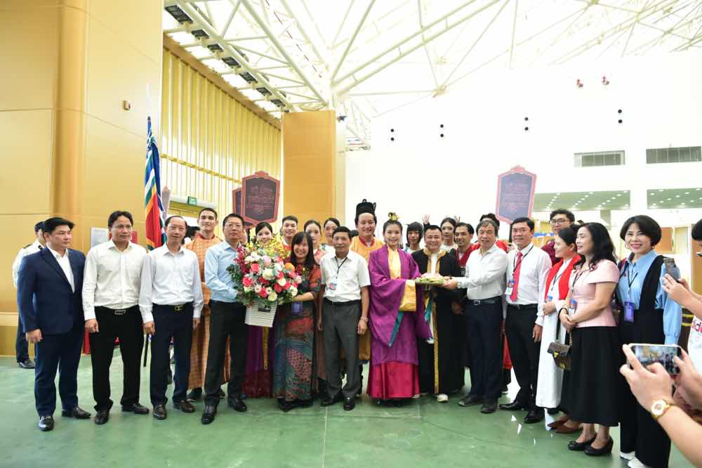 1a.604.NSND Tu Long cung nha san xuat phim va cac anh chi đai bieu tai buoi Trien lam