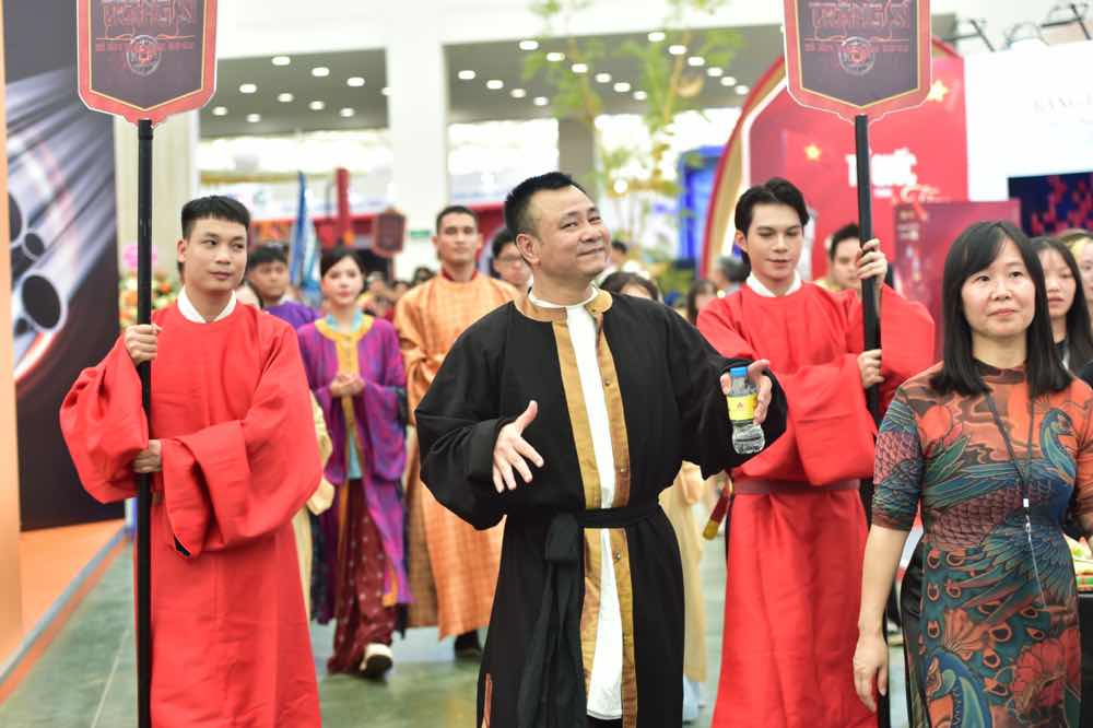 1a.604.NSND Tu Long tai buoi Trien lam