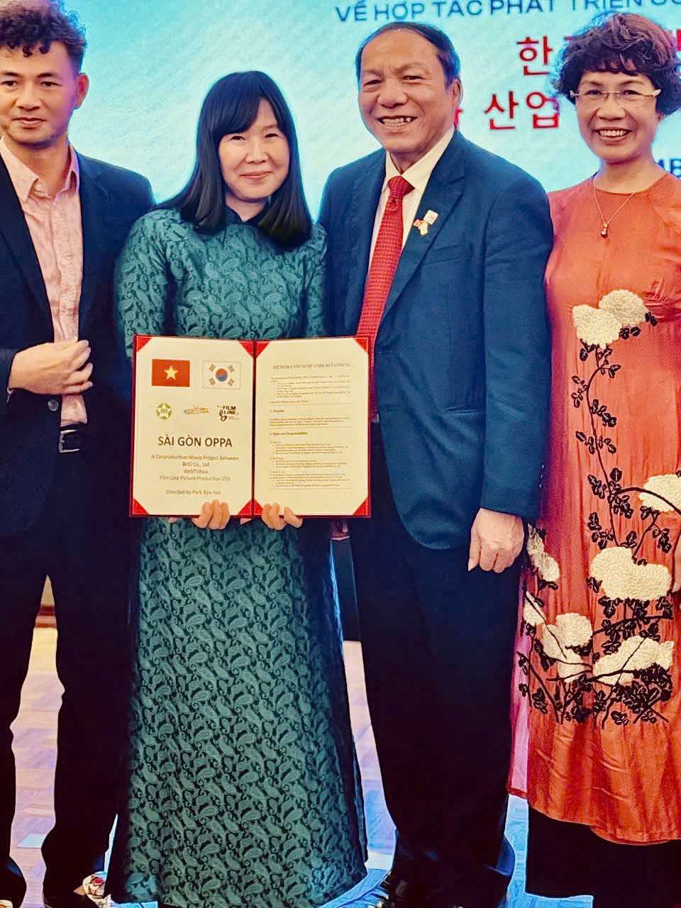 1a.635.Bo Truong Bo VH TT  DL Nguyen Van Hung cung nha san xuat Ba Ngo Bich Hanh Cuc truong cuc Nghe thuat bieu Dien Nghe si Xuan Bac va Ba Thu Phuong vien t