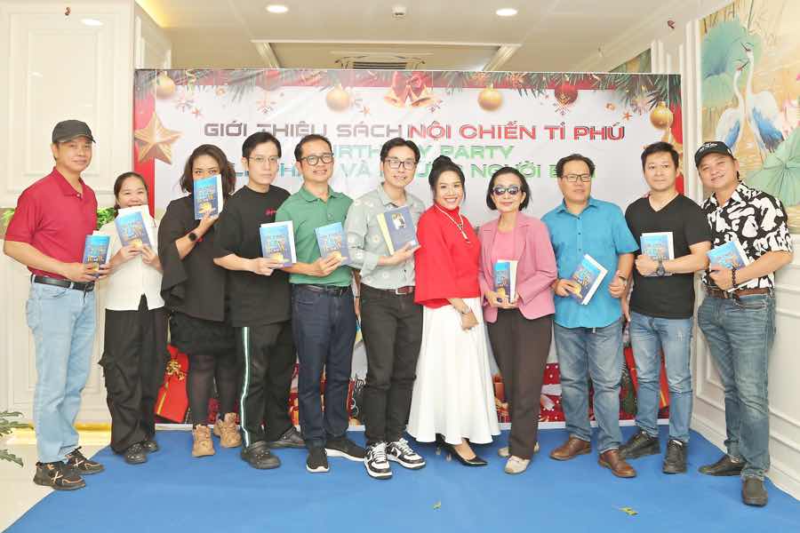 1a.68.CEO-le-pham-ra-mat-sach-Noi-chien-ty-phu-2025-truyen-thong-spotlight-vietnam-15