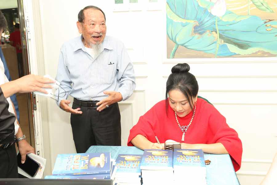 1a.68.CEO-le-pham-ra-mat-sach-Noi-chien-ty-phu-2025-truyen-thong-spotlight-vietnam-2