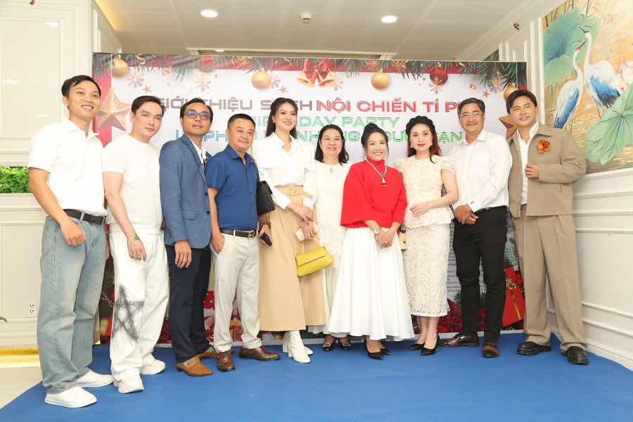 1a.68.CEO-le-pham-ra-mat-sach-Noi-chien-ty-phu-2025-truyen-thong-spotlight-vietnam-9