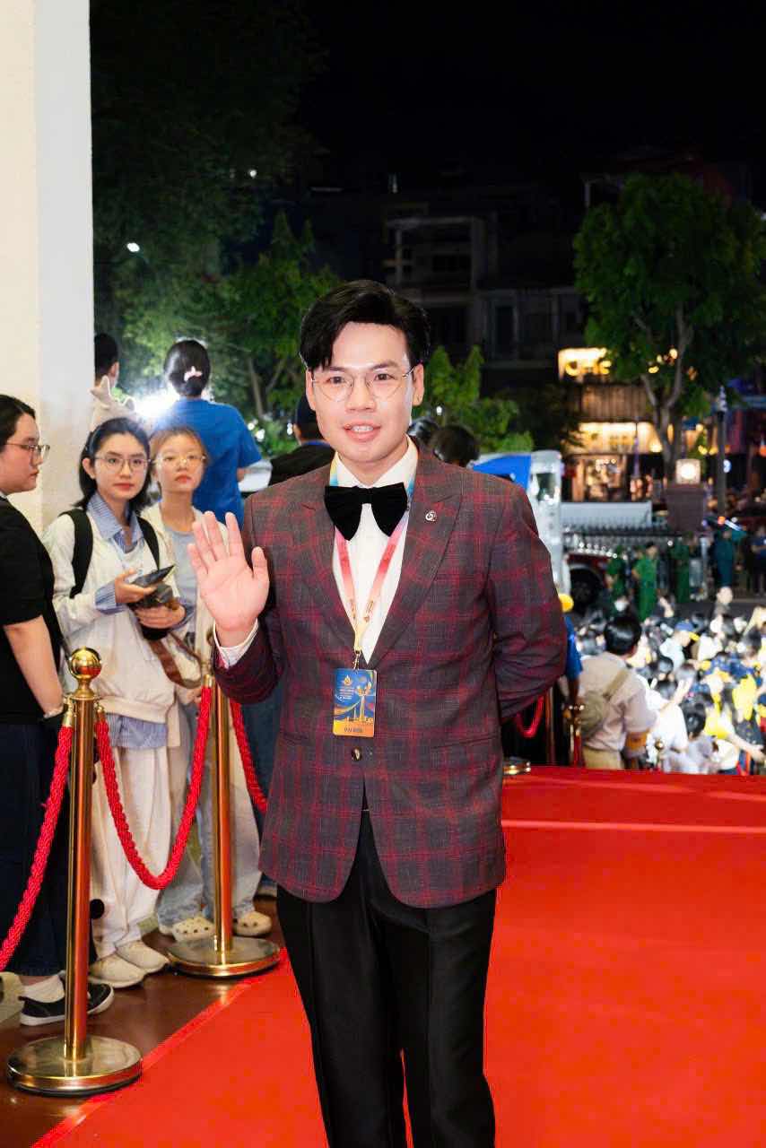 1a.75.MC-tang-vinh-quang-truyen-thong-spotlight-vietnam-8