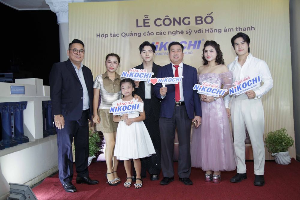 1a.897.khach moi chup anh luu niem tai thamd o 5-spotlight-vietnam