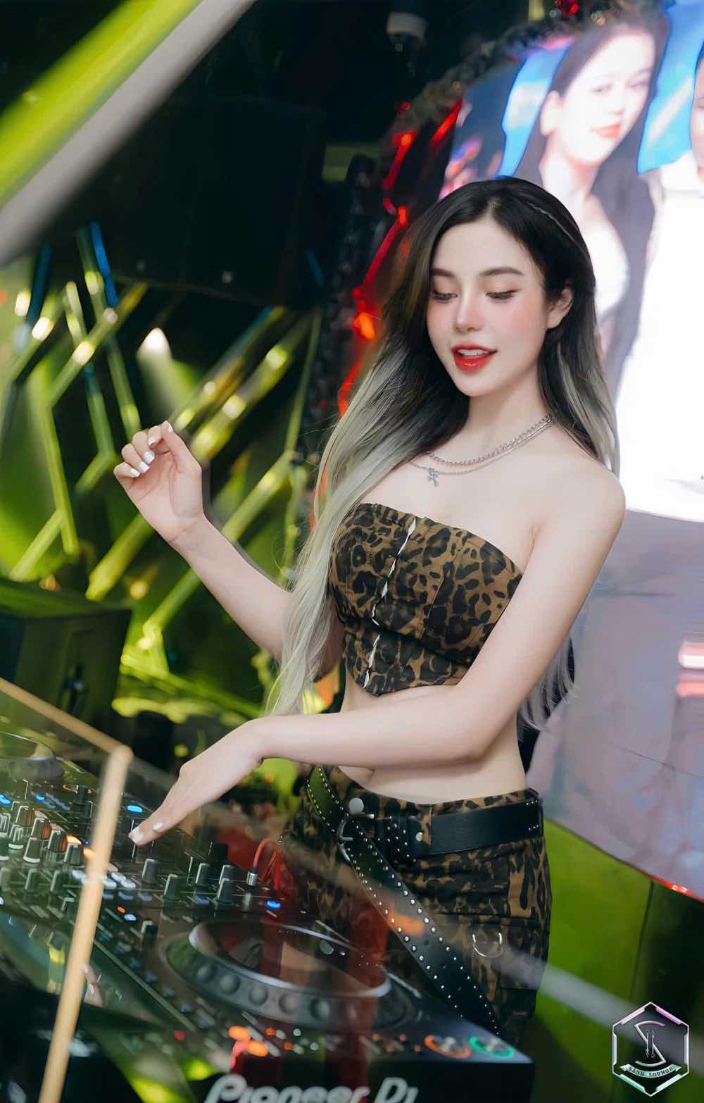 2A.55.dj-foxy-spotlight-vietnam-5