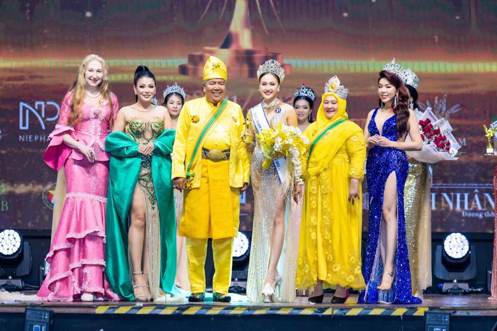 3b.28.a-hau-2-thu-phuongchung-ket-hoa-hau-doanh-nhan-hoa-binh-toan-cau-2024-