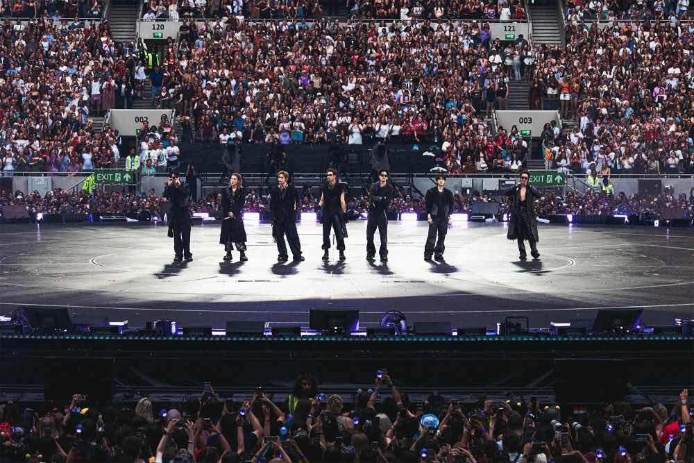 1Z.75.BTS-world-tour-london-2026-Truyen-thong-spotlight-viet-nnam-