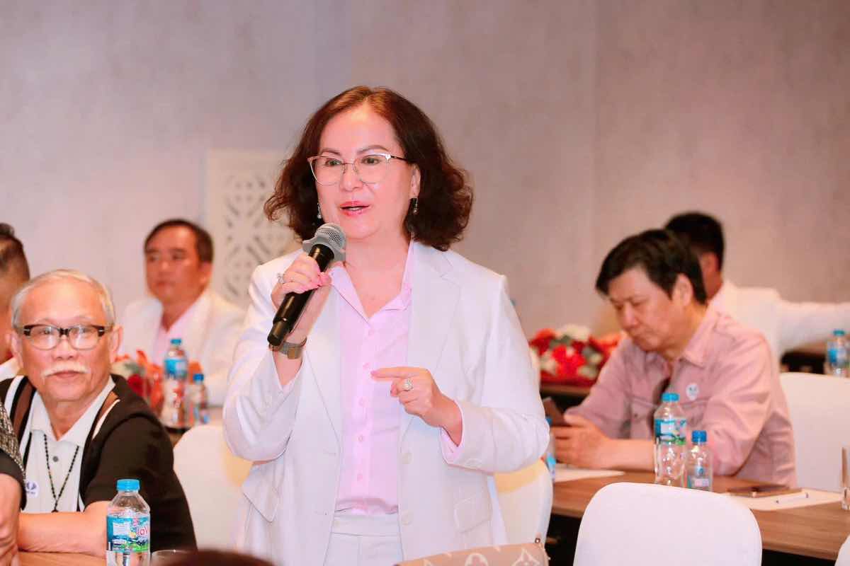 1z.180.duoc-si-phan-thi-bach-mai-truyen-thong-spotlight-vietnam 3