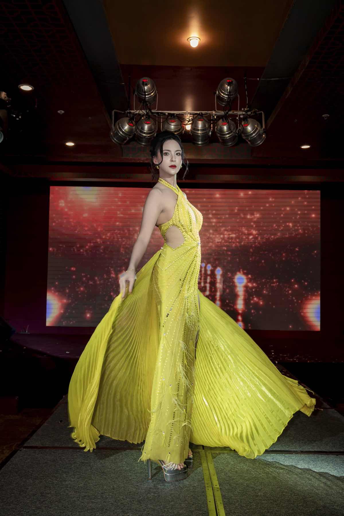 1z.340.thoi-trang-1-mrs-cosmos-2026-