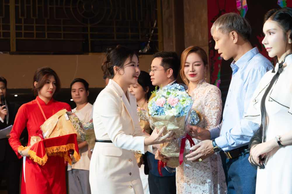 1z.358.ra-mat-phim-mat-ma-dong-duong-truyen-thong-spotlight-viet-nam-15