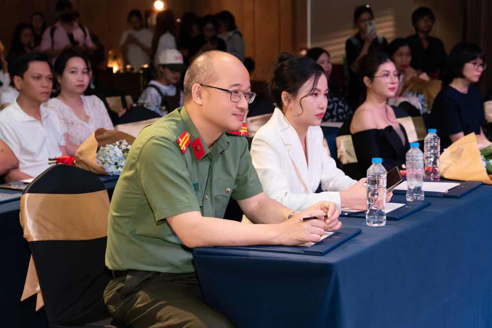 1z.358.ra-mat-phim-mat-ma-dong-duong-truyen-thong-spotlight-viet-nam-27