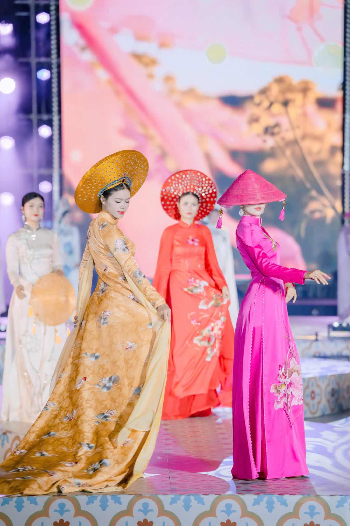 1z.467.bst-huong-mua-ha-nha-thiet-ke-cao-thu-van-lehoi-ao-dai-da-nang-2026-truyen-thong-spotlight-vietnam-10