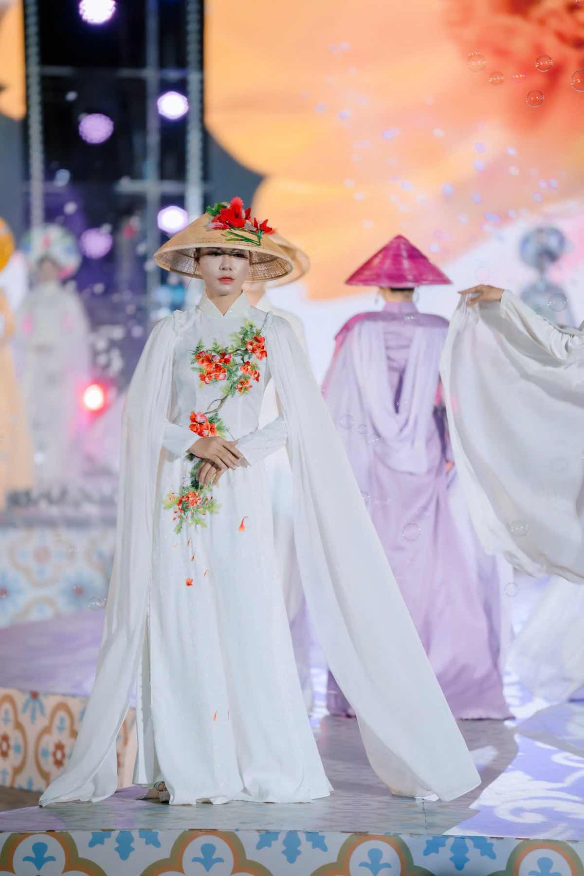 1z.467.bst-huong-mua-ha-nha-thiet-ke-cao-thu-van-lehoi-ao-dai-da-nang-2026-truyen-thong-spotlight-vietnam-11