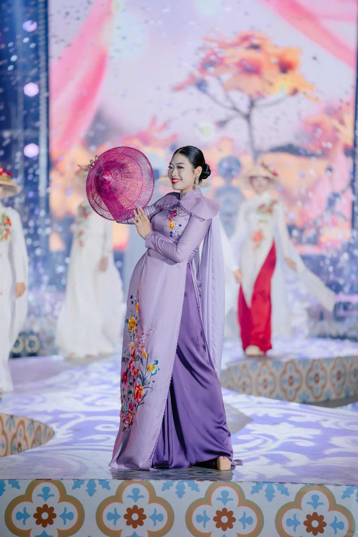 1z.467.bst-huong-mua-ha-nha-thiet-ke-cao-thu-van-lehoi-ao-dai-da-nang-2026-truyen-thong-spotlight-vietnam-13