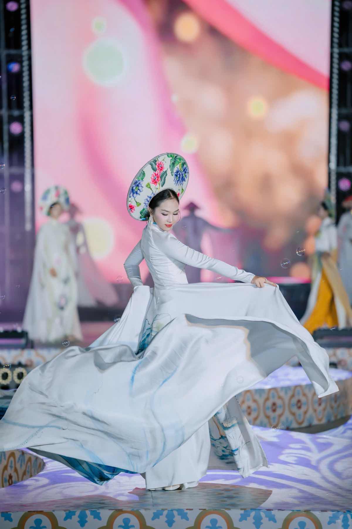 1z.467.bst-huong-mua-ha-nha-thiet-ke-cao-thu-van-lehoi-ao-dai-da-nang-2026-truyen-thong-spotlight-vietnam-18