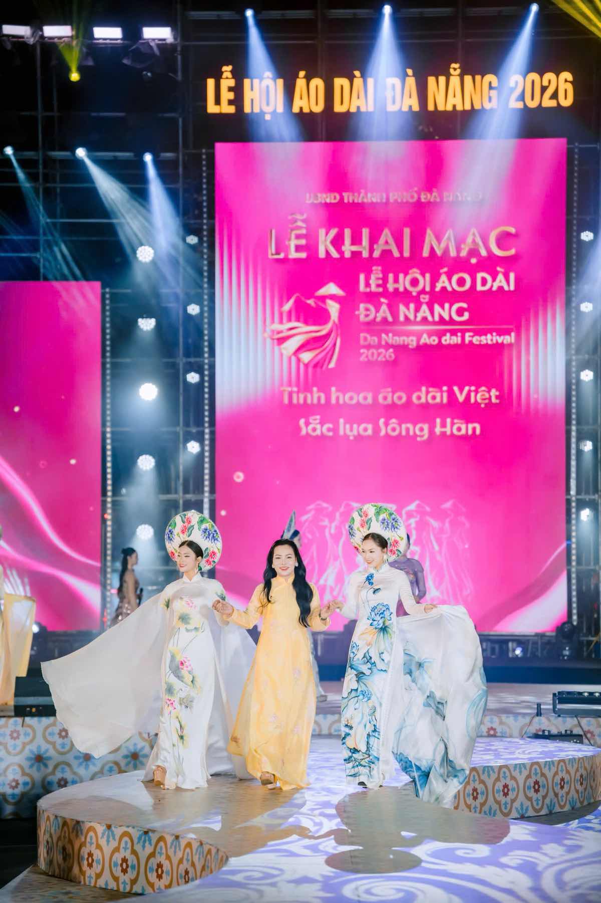 1z.467.bst-huong-mua-ha-nha-thiet-ke-cao-thu-van-lehoi-ao-dai-da-nang-2026-truyen-thong-spotlight-vietnam-3