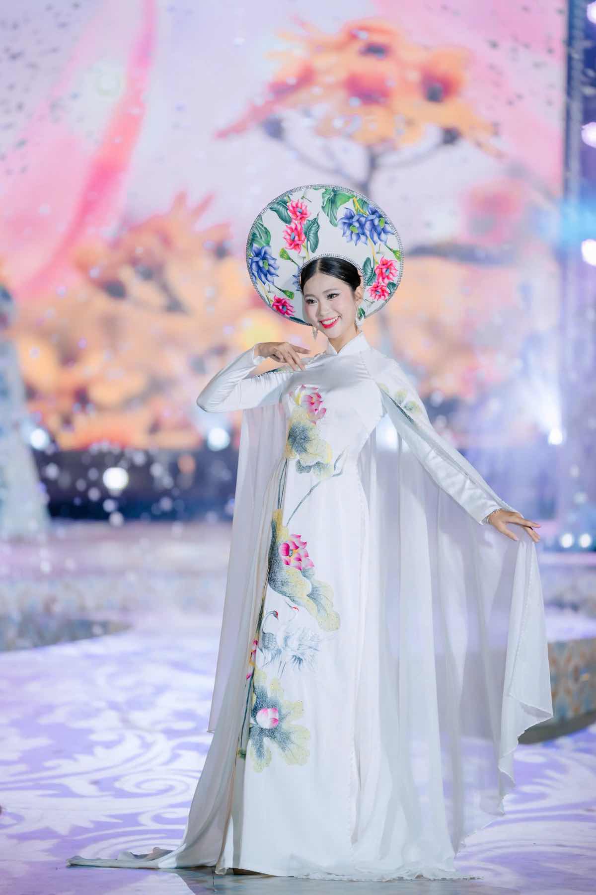 1z.467.bst-huong-mua-ha-nha-thiet-ke-cao-thu-van-lehoi-ao-dai-da-nang-2026-truyen-thong-spotlight-vietnam-6