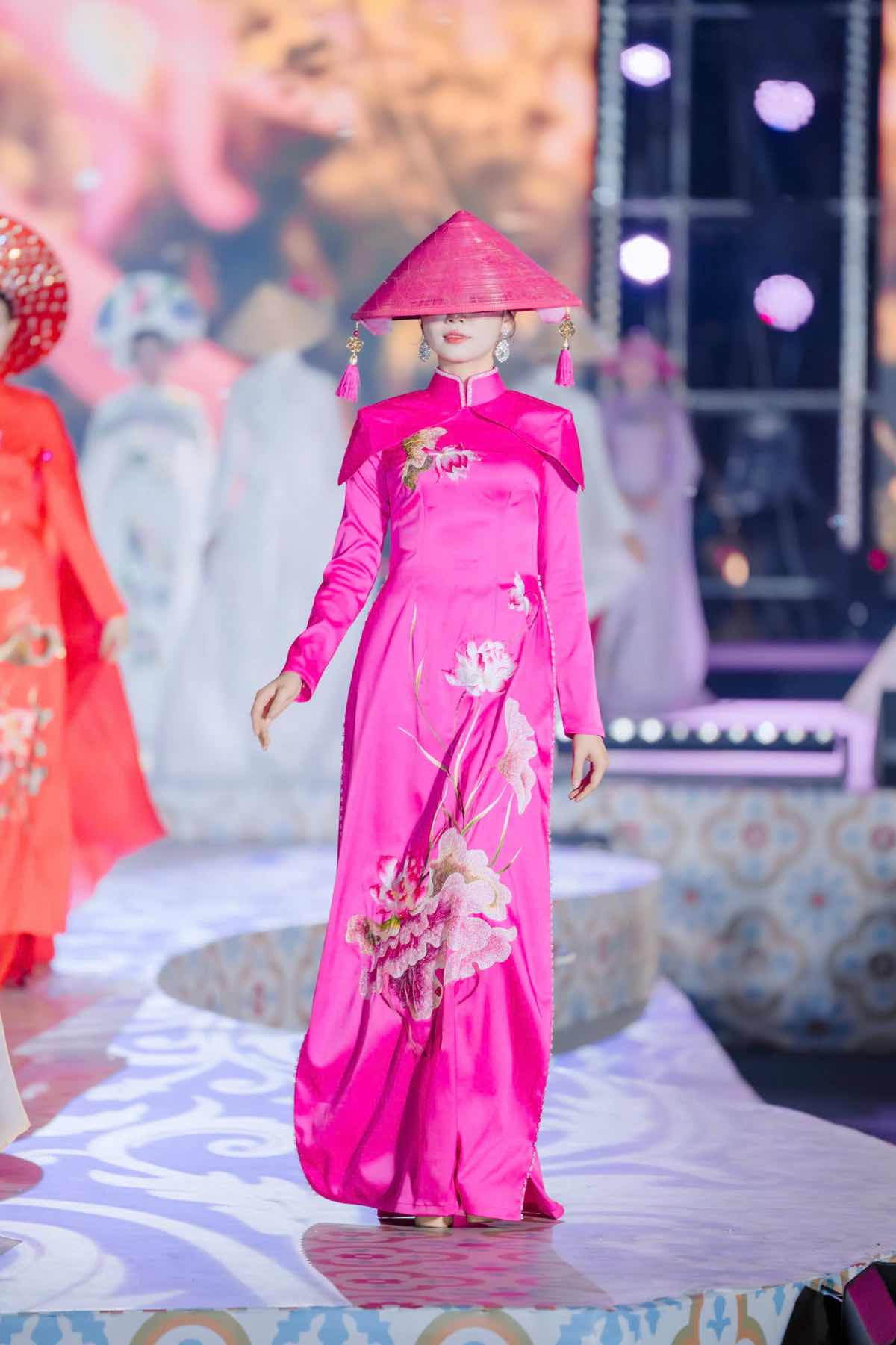 1z.467.bst-huong-mua-ha-nha-thiet-ke-cao-thu-van-lehoi-ao-dai-da-nang-2026-truyen-thong-spotlight-vietnam-9