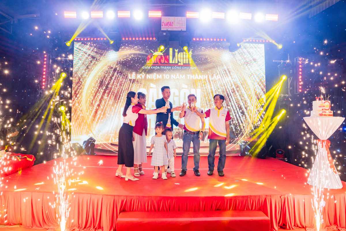 1z.488.spotlight.vn-hinh 2 He thong anh sang hien đai quet chuyen đong trong su kien Sai Gon Light