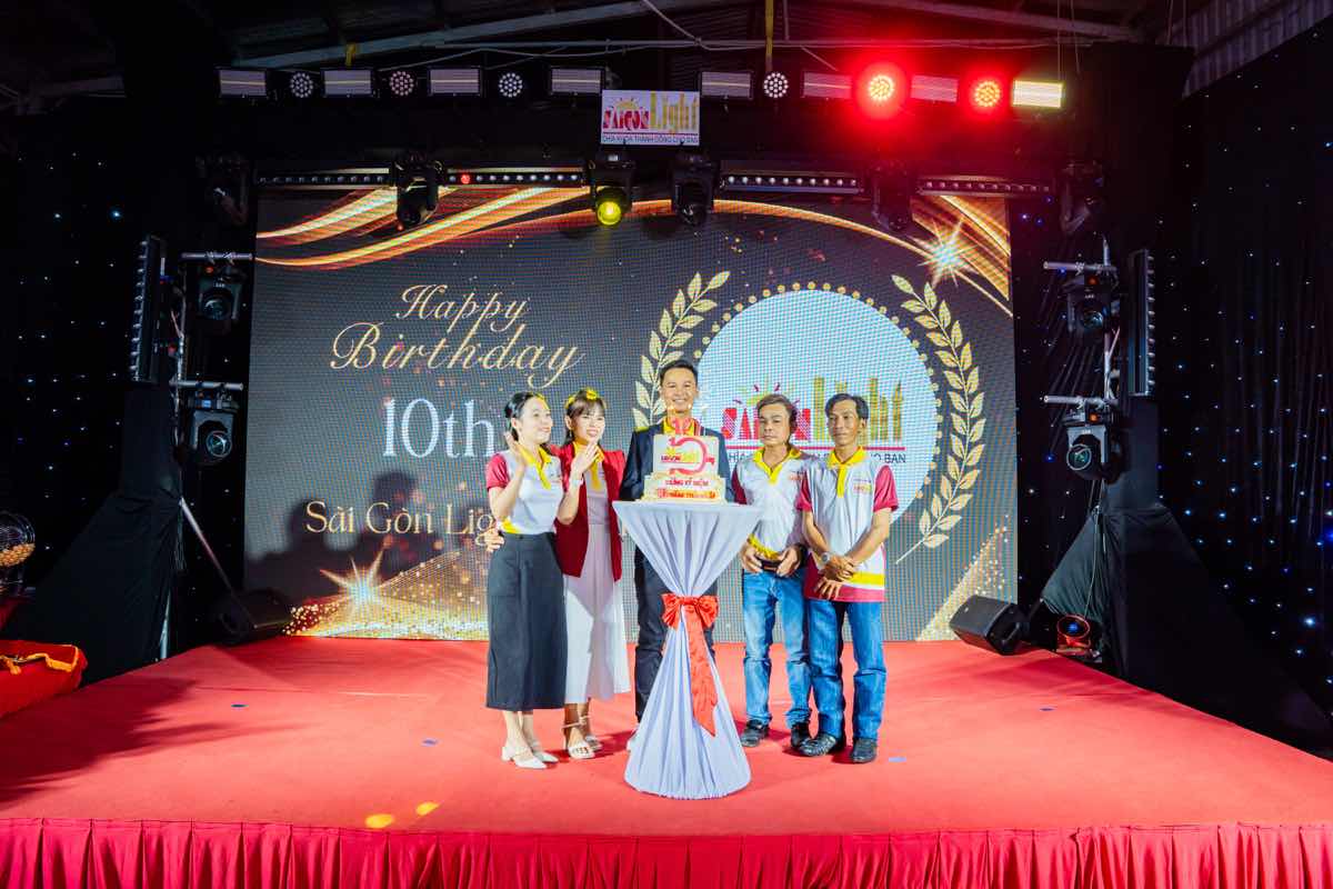 1z.488.spotlight.vn-hinh 3 Man hinh LED kho lon sieu net trinh chieu phim tu lieu 10 nam Sai Gon Light Event