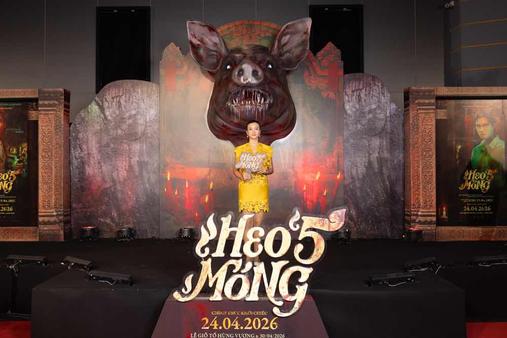 1z.513.heo-nam-mong-cong-chieu-dan-cast-khoe-ve-dep-nam-than-tren-tham-do-truyen-thong-spotlight-vietnam-17