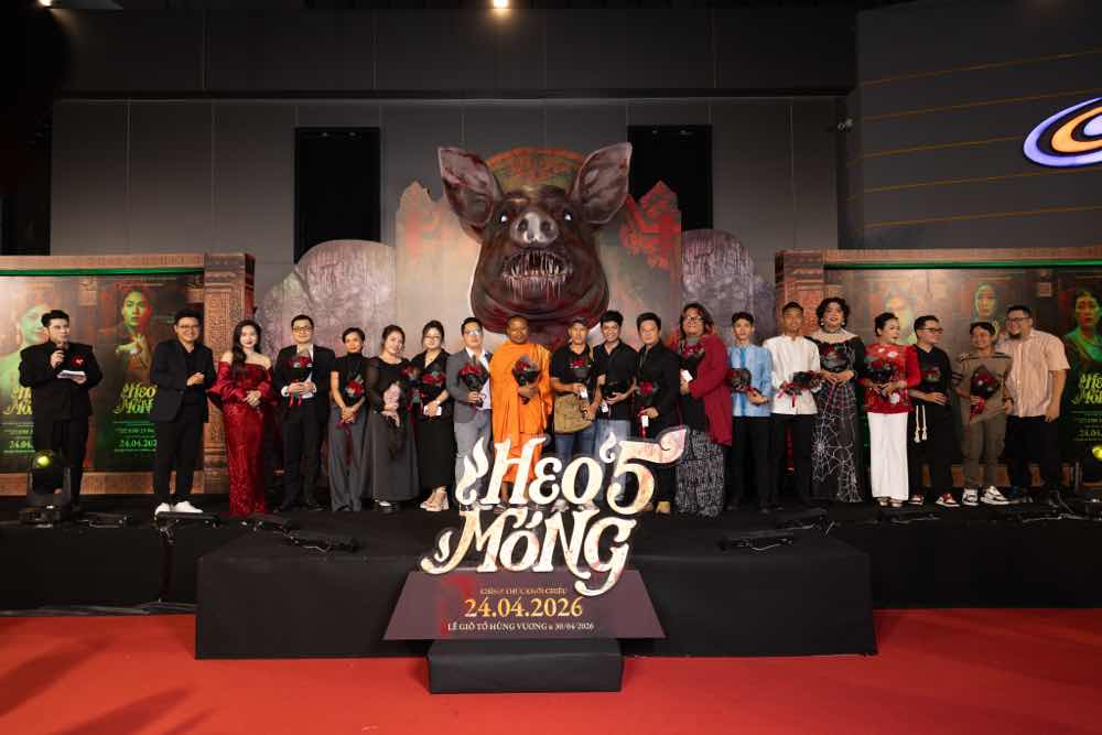 1z.513.heo-nam-mong-cong-chieu-dan-cast-khoe-ve-dep-nam-than-tren-tham-do-truyen-thong-spotlight-vietnam-22