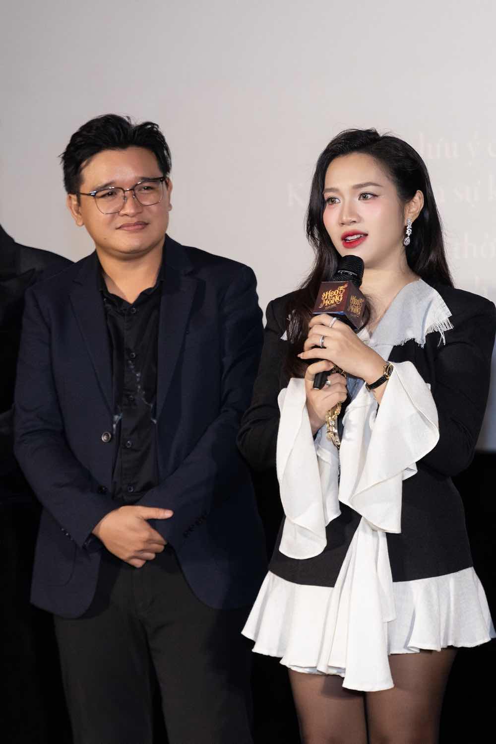 1z.513.heo-nam-mong-cong-chieu-dan-cast-khoe-ve-dep-nam-than-tren-tham-do-truyen-thong-spotlight-vietnam-28