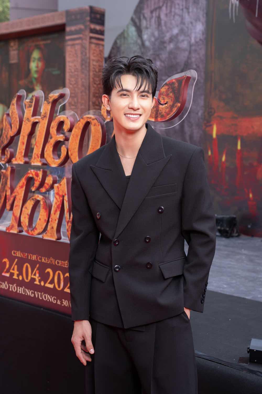 1z.513.heo-nam-mong-cong-chieu-dan-cast-khoe-ve-dep-nam-than-tren-tham-do-truyen-thong-spotlight-vietnam-3