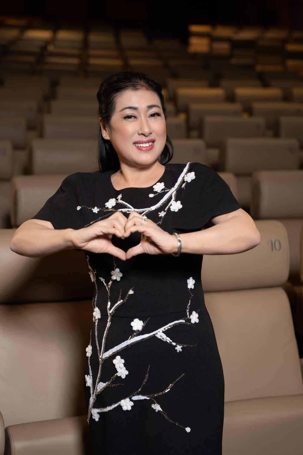 1z.513.heo-nam-mong-cong-chieu-dan-cast-khoe-ve-dep-nam-than-tren-tham-do-truyen-thong-spotlight-vietnam-6