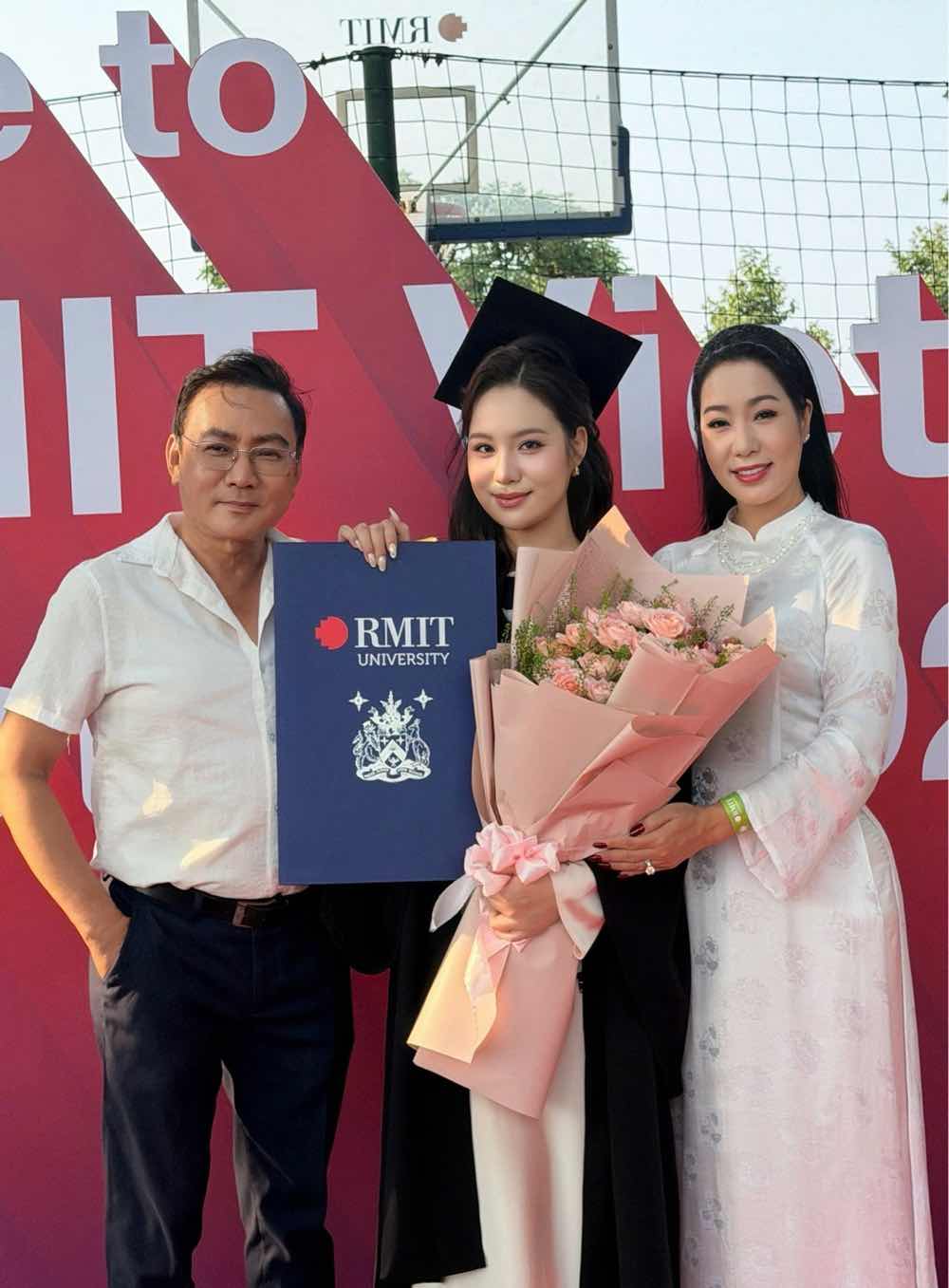 1z.514.con-gai-nsnd-trinh-kim-chi-vo-trinh-khanh-ngan-tot-nghiep-dai-hoc-rmit-truyen-thong-spotlight-vietnam-18