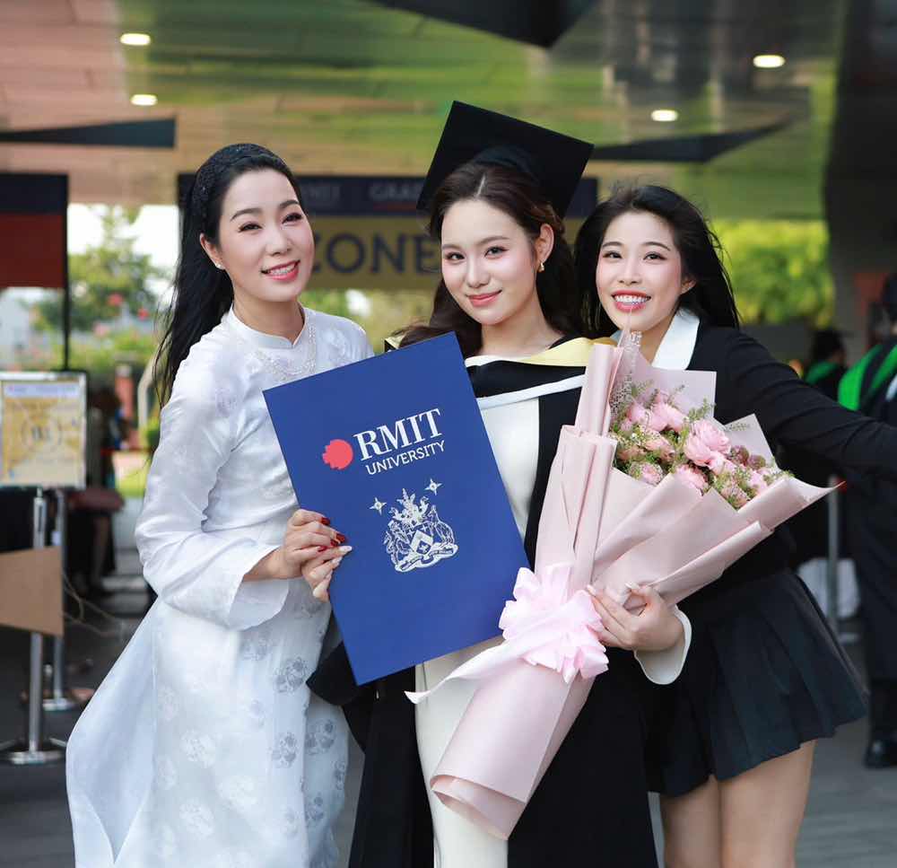 1z.514.con-gai-nsnd-trinh-kim-chi-vo-trinh-khanh-ngan-tot-nghiep-dai-hoc-rmit-truyen-thong-spotlight-vietnam-7