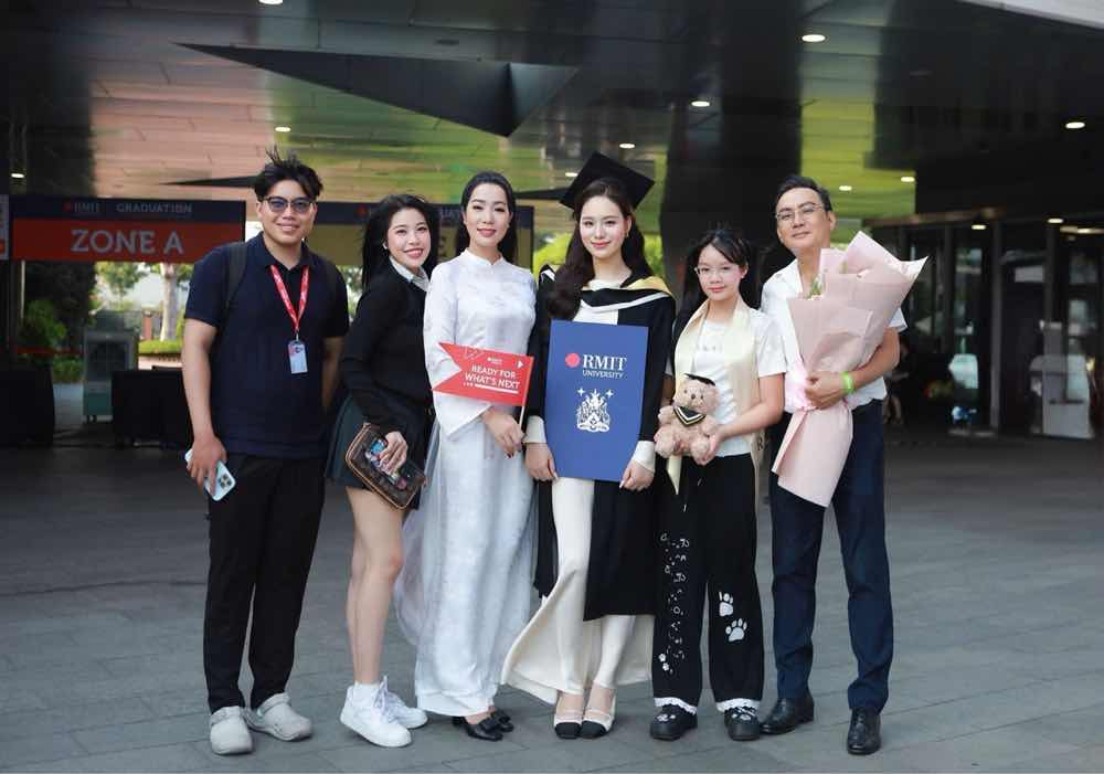 1z.514.con-gai-nsnd-trinh-kim-chi-vo-trinh-khanh-ngan-tot-nghiep-dai-hoc-rmit-truyen-thong-spotlight-vietnam-9