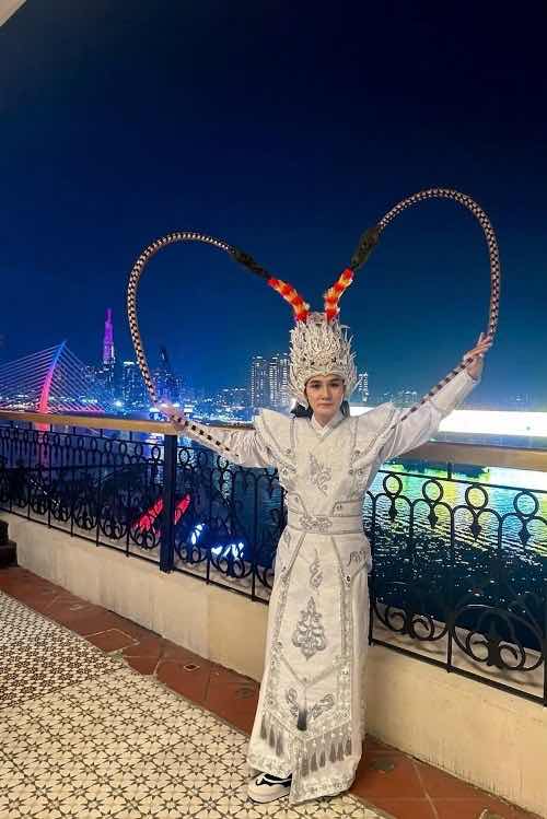 1z.609.nghe-si-quoc-dong-cai-luong-truyen-thong-spotlight-vietnam-2